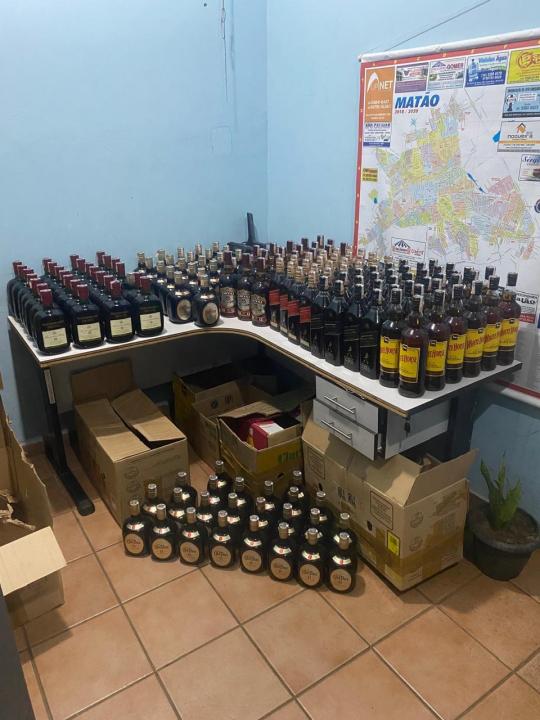 Foto 2 de 2 — Mulheres são flagradas com grande carga de whisky falsificado em Dobrada